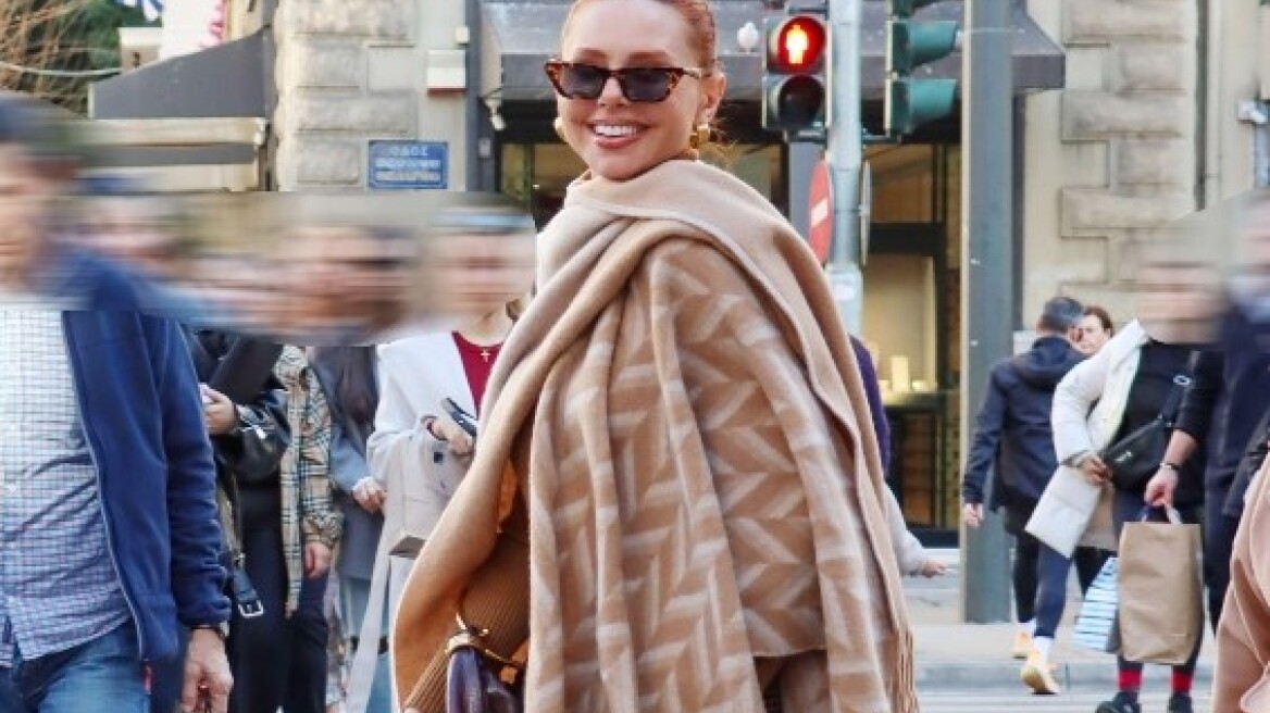 Η Έβελυν Καζαντζόγλου με το πρακτικό στυλ παπουτσιού που επιλέγουν τα πιο stylish κορίτσια