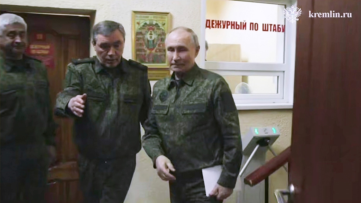 Με στολή παραλλαγής ο Πούτιν στο Κουρσκ μία ημέρα μετά τη συμφωνία ΗΠΑ - Κιέβου για εκεχειρία: «Περικυκλωμένες οι ουκρανικές δυνάμεις»