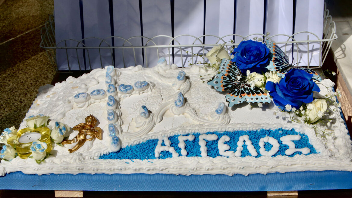 Μνημόσυνο στο κοιμητήριο Καλλιθέας για τις 40 μέρες από τον θάνατο του μικρού Άγγελου