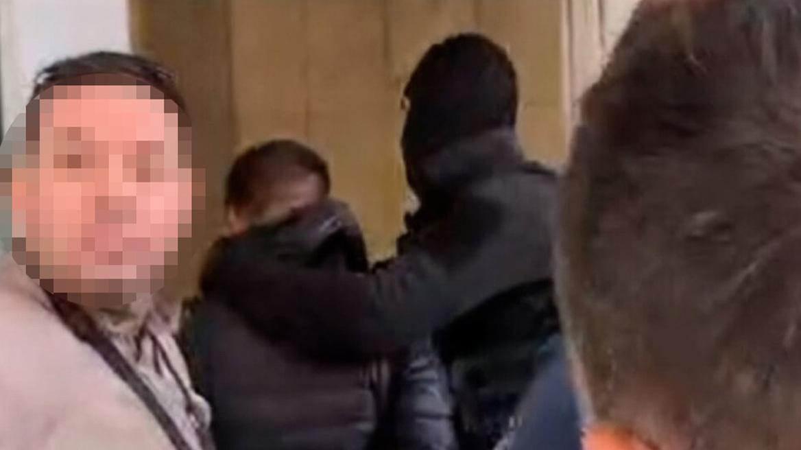 Το δικαίωμα της σιωπής επικαλέστηκε ο 19χρονος φυσικός αυτουργός της δολοφονίας Λυγγερίδη στη δίκη - «Φτου σου σκουπίδι!» του φώναξε ο πατέρας 