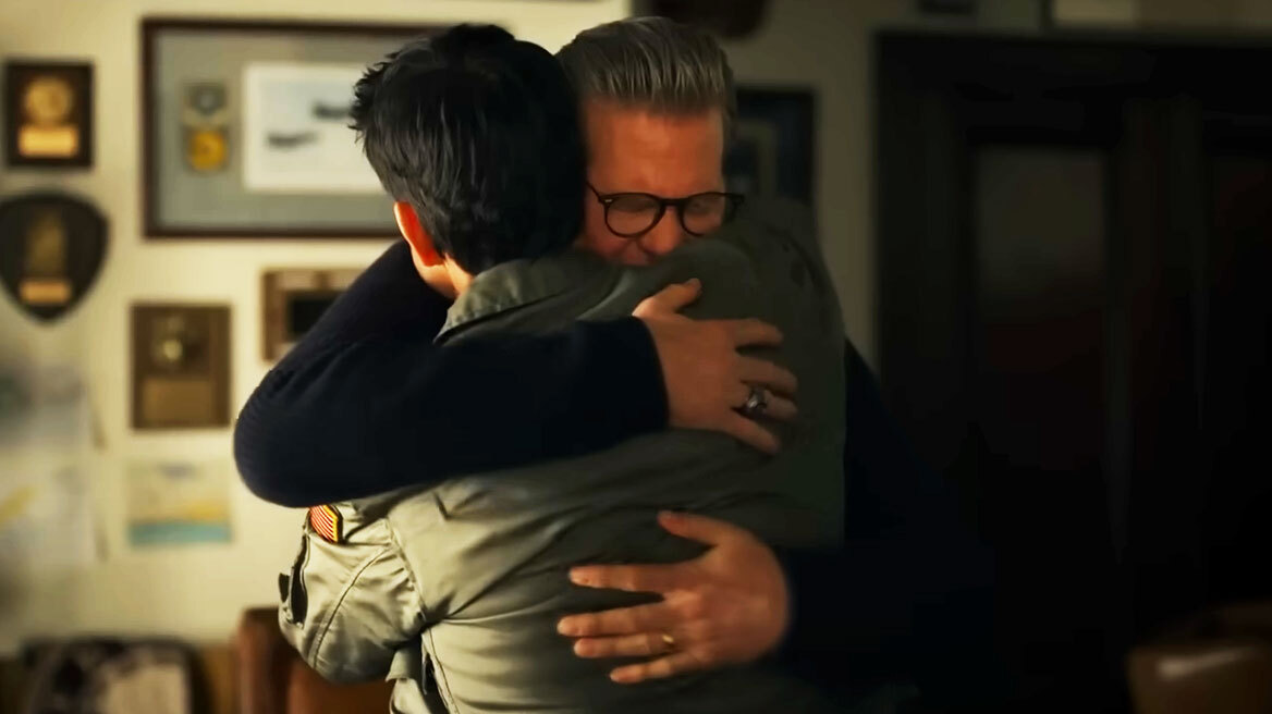 Όταν ο Τομ Κρουζ δάκρυσε για τον Βαλ Κίλμερ - Το «Top Gun», η κινηματογραφική αγκαλιά, η αληθινή φιλία και η τέχνη που... αντέγραψε τη ζωή