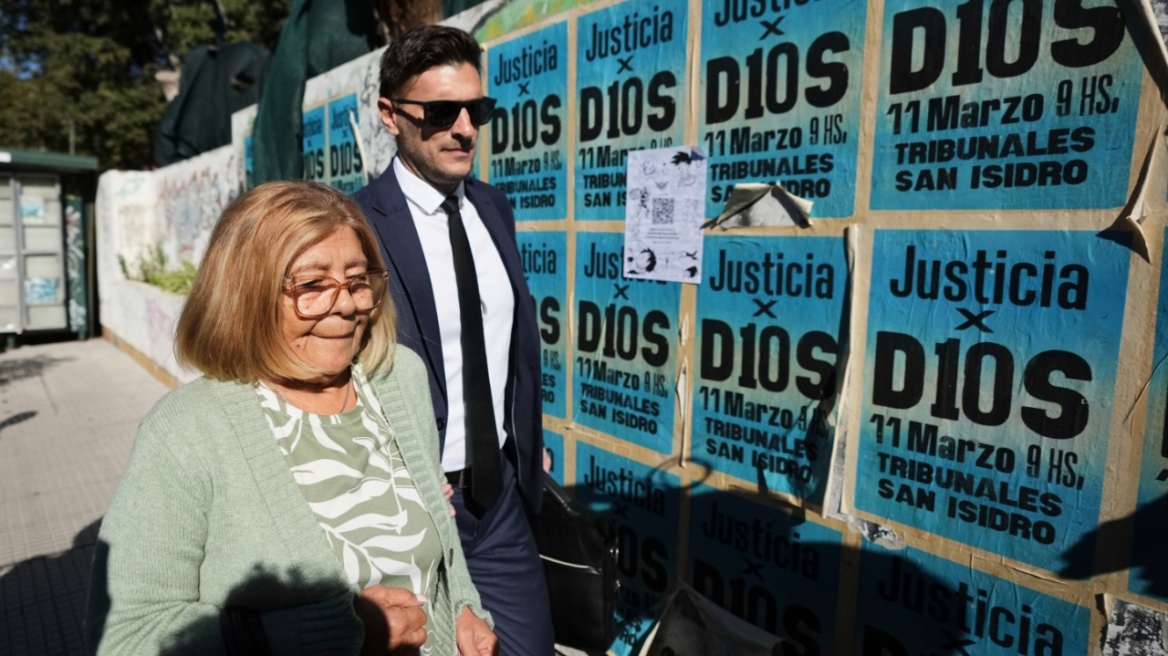  «Ο Μαραντόνα αντιστεκόταν στην ιατρικη περίθαλψη» κατέθεσαν στη δίκη οι αδερφές του