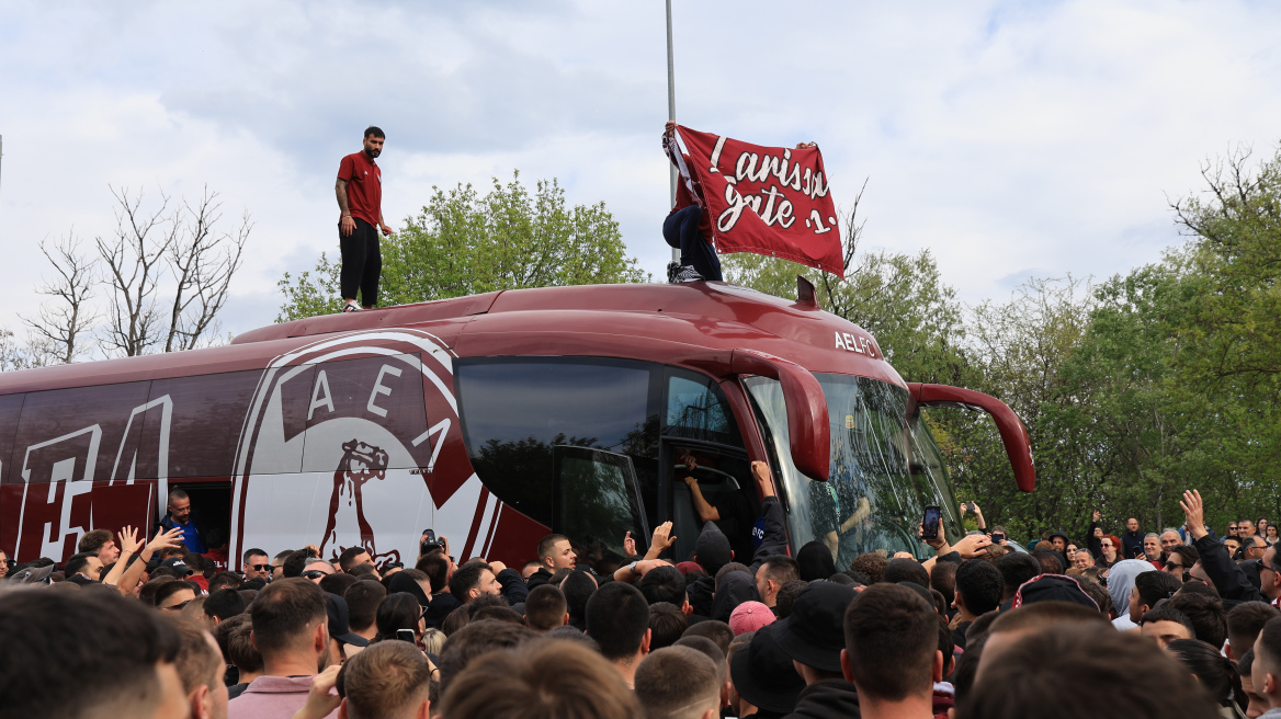 Στο... πόδι η Λάρισα - Αποθεωτική υποδοχή στην ομάδα της ΑΕΛ για τη μεγάλη επιστροφή στη Super League - Βίντεο, φωτογραφίες 