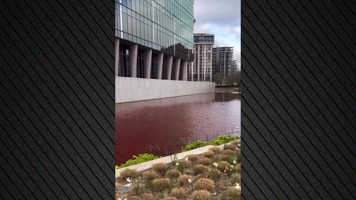 Ακτιβιστές της Greenpeace έριξαν κόκκινη μπογιά σε σιντριβάνι έξω από την πρεσβεία των ΗΠΑ στο Λονδίνο