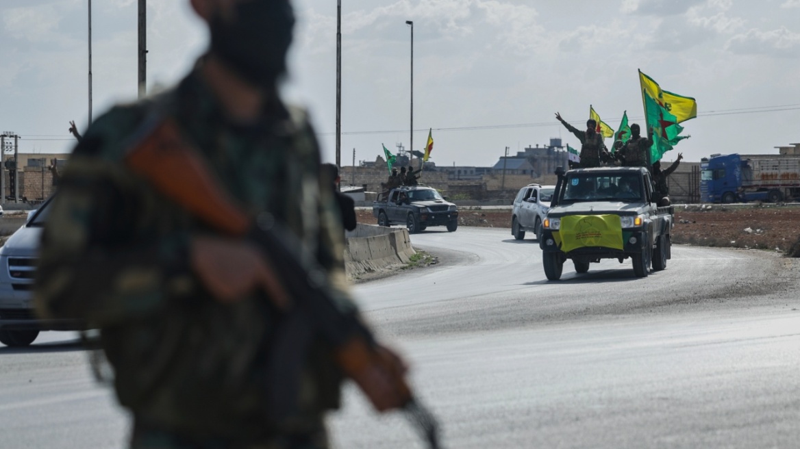 Οι δυνάμεις των νέων συριακών αρχών αναπτύσσονται γύρω από ένα στρατηγικό φράγμα βάσει συμφωνίας με τους Κούρδους 