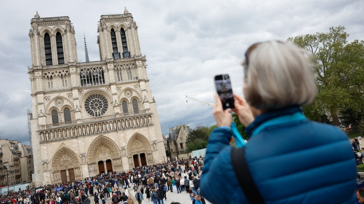 Χιλιάδες πιστοί σε όλον τον κόσμο θρηνούν για τον Πάπα Φραγκίσκο - Δείτε φωτογραφίες από κάθε γωνιά του πλανήτη