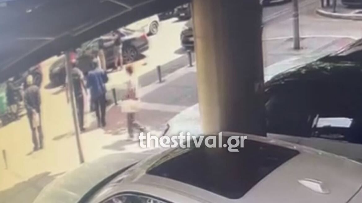 Θεσσαλονίκη: Για ένα... κόκκινο φανάρι ξυλοκόπησαν τον 36χρονο  μπροστά στο παιδί του - Δείτε βίντεο με την επίθεση