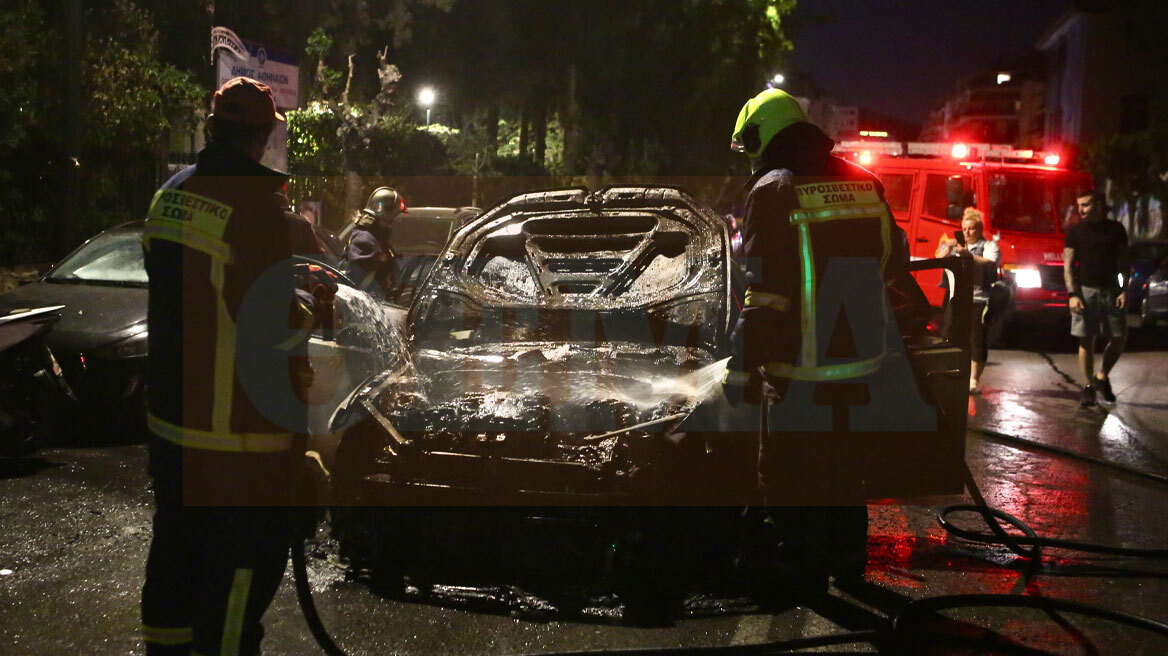 Φωτιά στο Παγκράτι: Αυτοκίνητα τυλίχθηκαν στις φλόγες - Διακοπή κυκλοφορίας στη Σπύρου Μερκούρη