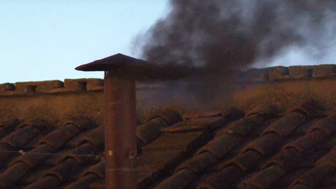 Βατικανό: Με δύο ώρες καθυστέρηση, βγήκε μαύρος καπνός από την καμινάδα της Καπέλα Σιξτίνα