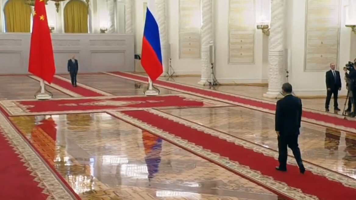 Βίντεο: Πώς υποδέχτηκε ο Πούτιν τον Σι στο Κρεμλίνο - Περπάτησαν μισό λεπτό για να φτάσουν ο ένας στον άλλο 