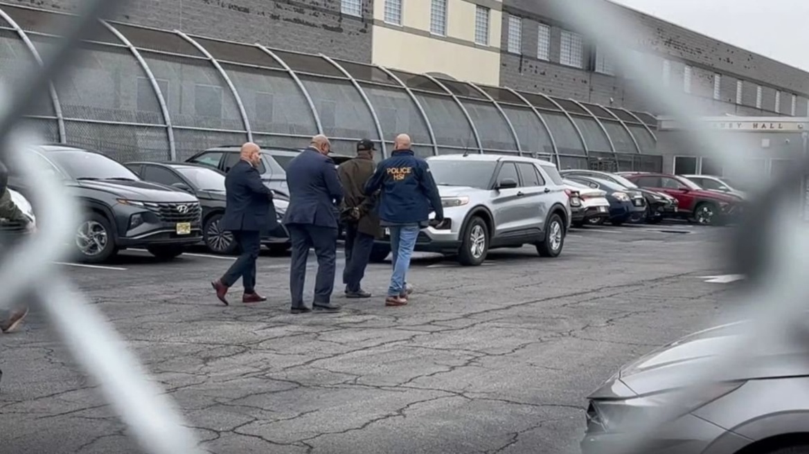 Βίντεο: Χαμός έξω από κέντρο κράτησης μεταναστών στις ΗΠΑ  - Συνελήφθη ο δήμαρχος του Νιούαρκ