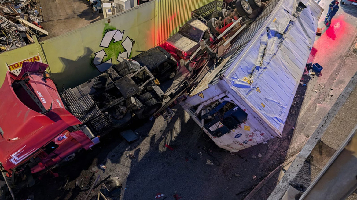 Έσκασε το λάστιχο και η νταλίκα έπεσε από τη γέφυρα της Πέτρου Ράλλη - Συγκλονιστική μαρτυρία: Αν ήμουν με τα πόδια, θα με είχε σκοτώσει