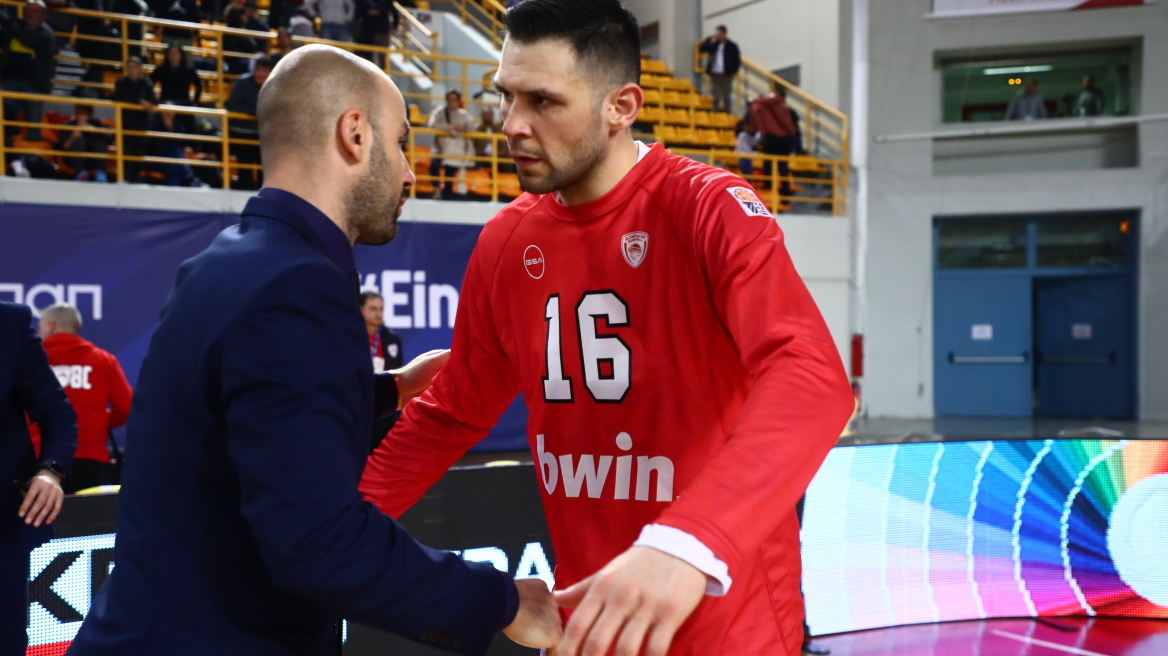 Άμπου Ντάμπι 2025: Ο Παπανικολάου «έδιωξε» τον Σπανούλη από την προπόνηση του Ολυμπιακού - Βίντεο 