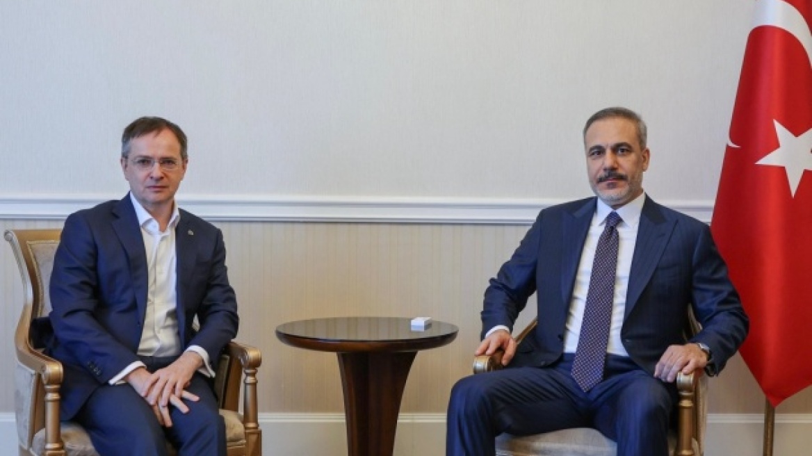 Στη Μόσχα ο Φιντάν, συναντήθηκε με τον Μεντίνσκι