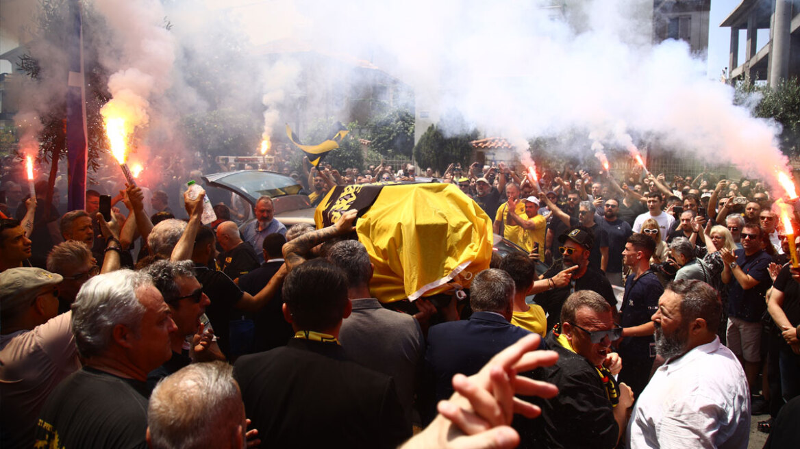 «Μήτσο γεια σου, ήρθαν τα παιδιά σου»: Το τελευταίο αντίο στον Δημήτρη Χατζηχρήστο - Συγκίνησε η γυναίκα του 
