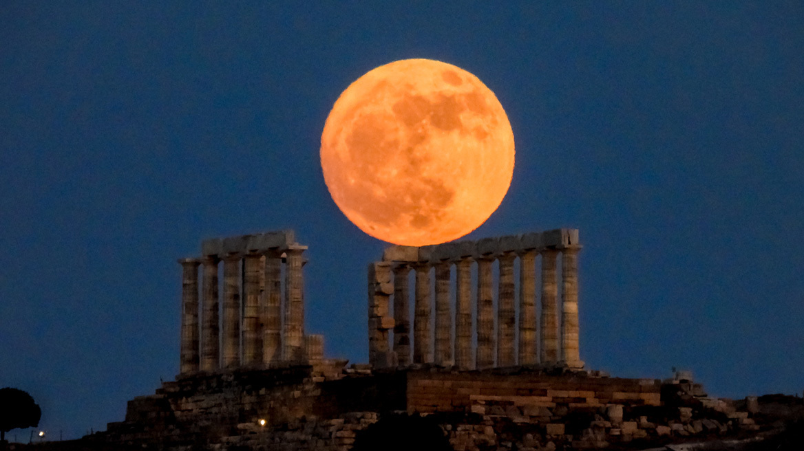 Μαγευτικές εικόνες στο Σούνιο: Η Πανσέληνος της Φράουλας φωτίζει τον ναό του Ποσειδώνα