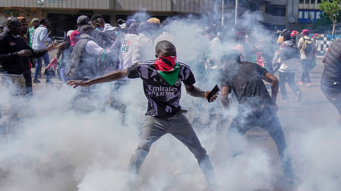 Τουλάχιστον 16 νεκροί και 400 τραυματίες στις διαδηλώσεις στην Κένυα για τον έναν χρόνο από την αιματηρή καταστολή του κινήματος κατά του Ρούτο 