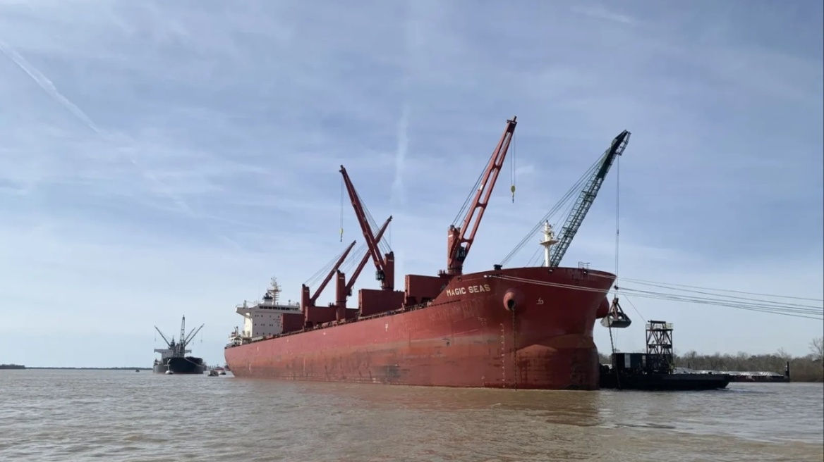 Εγκαταλείφθηκε από το πλήρωμά του το πλοίο ελληνικών συμφερόντων που υπέστη επιθέσεις ανοικτά της Υεμένης και βυθίζεται 