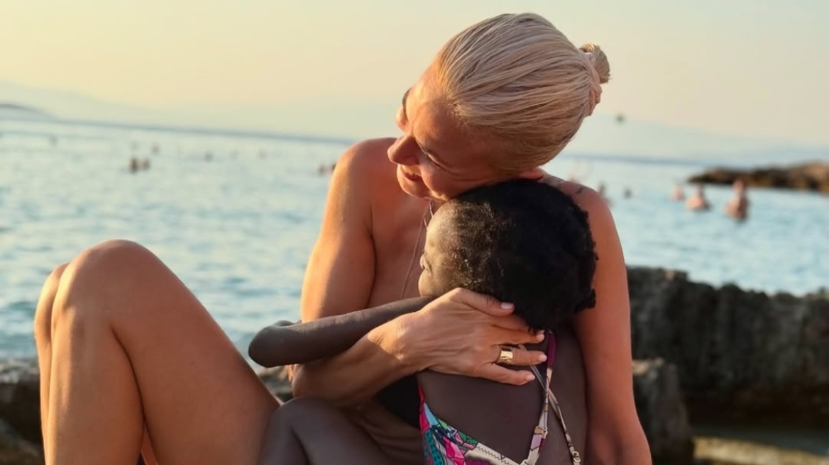 Η Χριστίνα Κοντοβά φωτογραφίζεται με την κόρη της στην Αίγινα