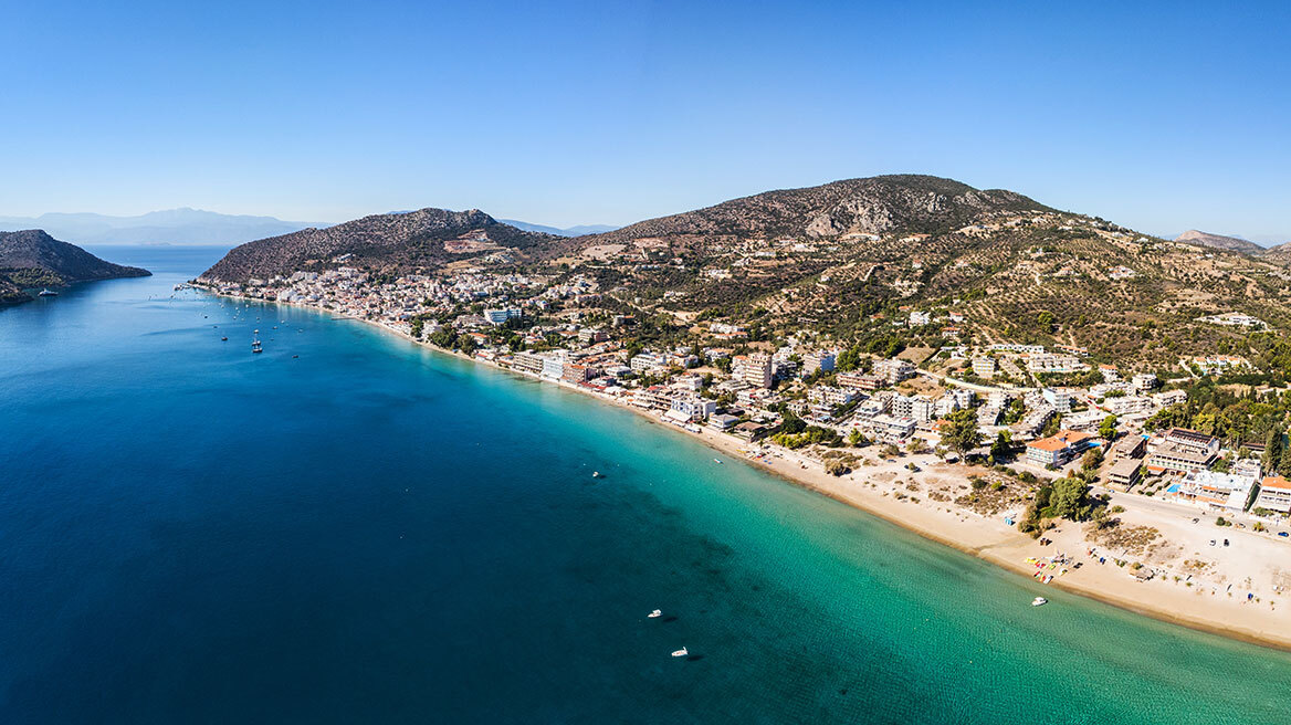 Τολό, Καραθώνα στο Ναύπλιο και πέντε παραλίες της Σκιάθου στη λίστα: Δείτε τις 12 ακτές που χάνουν τη «Γαλάζια Σημαία» το 2025