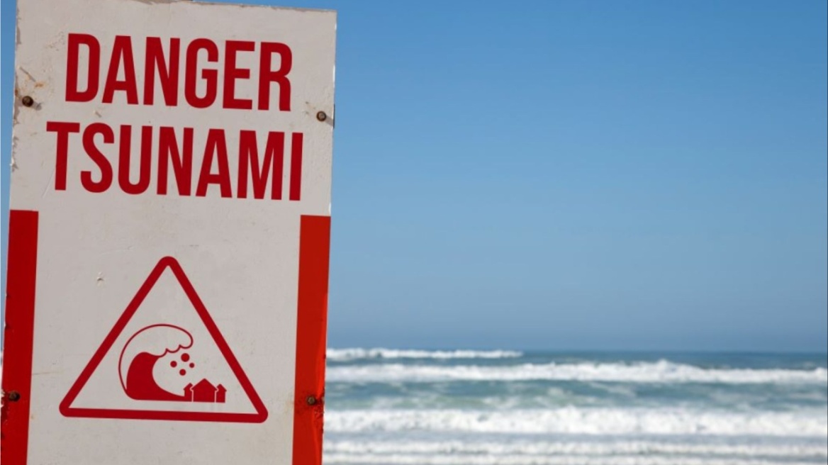 Η Ιαπωνία προειδοποιεί πως απειλείται τσουνάμι 3 μέτρων - Έφτασαν τα πρώτα κύματα στο Χοκάιντο