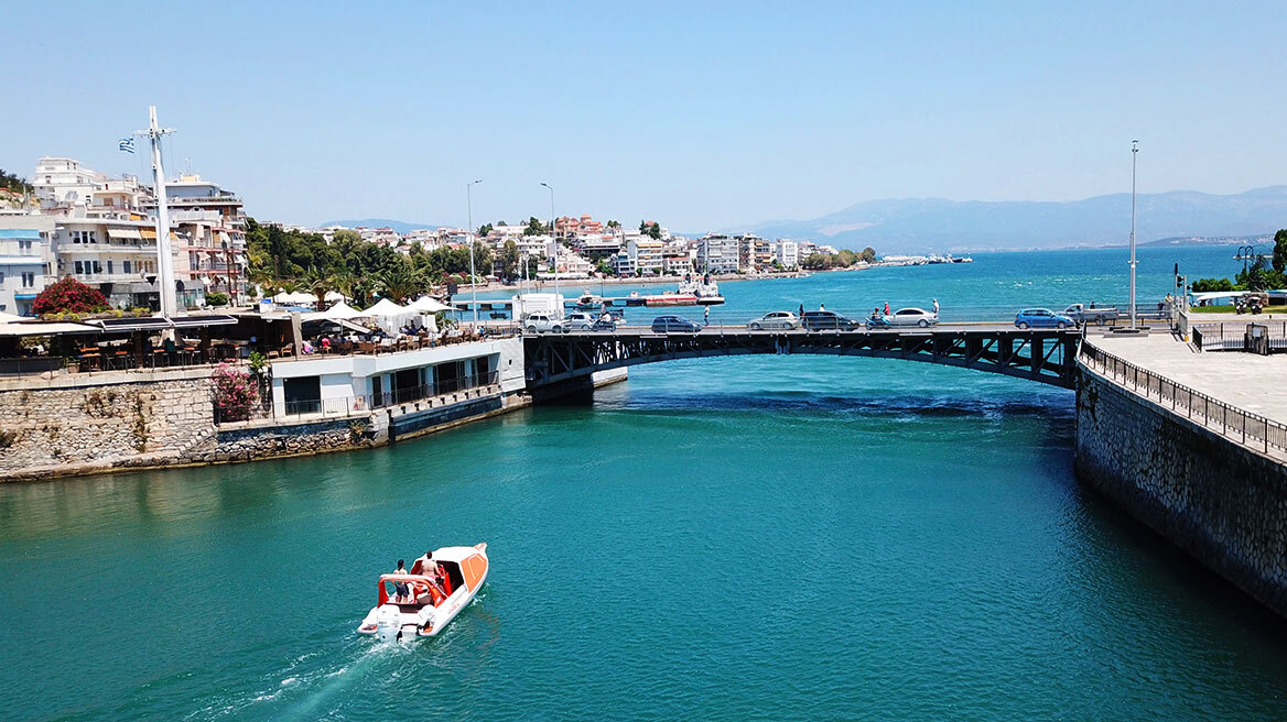 Η παλιά γέφυρα του Ευρίπου: Από το δίδυμο έργο του Όθωνα, στη μεταλλική κατασκευή του 1963 που στέκει πάνω από τα παλιρροϊκά ρεύματα της Χαλκίδας