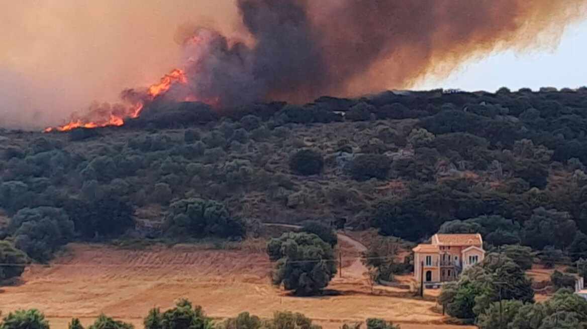 Μεγάλη φωτιά στην Κεφαλονιά, ενισχύθηκαν οι δυνάμεις με 10 εναέρια  - Εκκενώνονται τρία χωριά κοντά στο Αργοστόλι, ήχησε το 112
