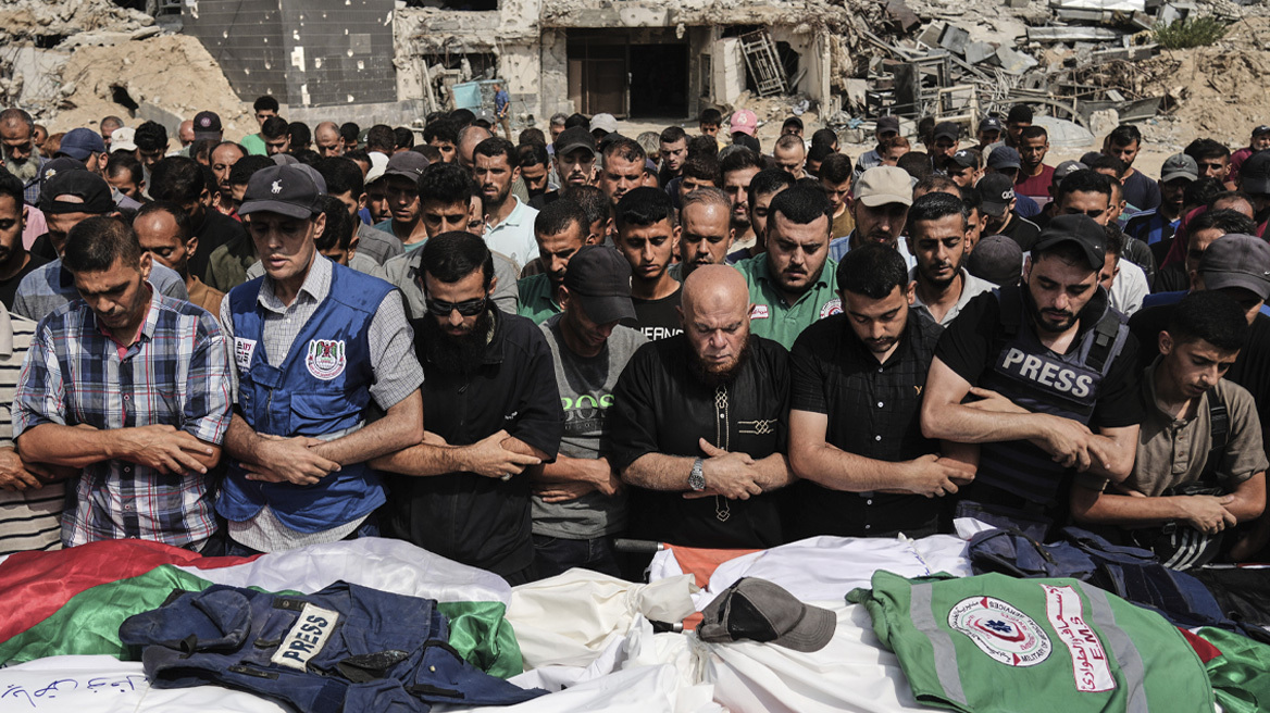 Θρήνος, συνθήματα και παλαιστινιακές σημαίες στην κηδεία των δημοσιογράφων που σκοτώθηκαν στη Γάζα - «Θυσιαζόμαστε για εσένα Ανάς»