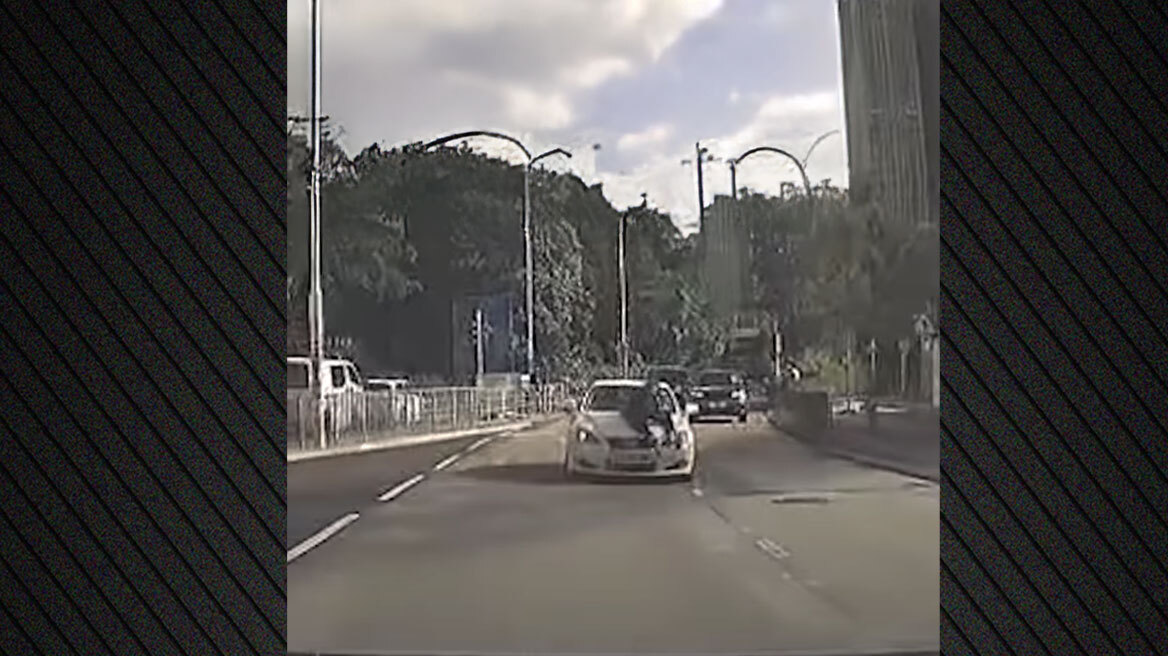 Άνδρας στο Χονγκ Κονγκ κρεμόταν για 10 λεπτά από το παρμπρίζ αυτοκινήτου, ενώ αυτό βρισκόταν εν κινήσει - Δείτε βίντεο
