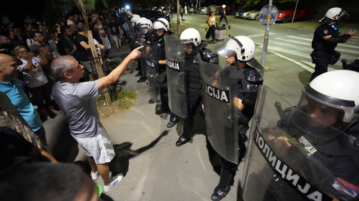 Πάνω από 50 συλλήψεις για τις διαδηλώσεις στη Σερβία για το Νόβι Σαντ - «Ήταν σαν εμφύλιος πόλεμος»