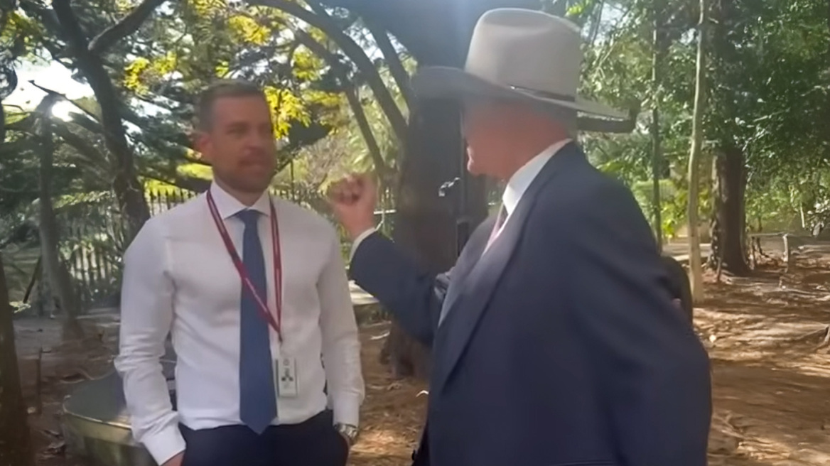 Βουλευτής στην Αυστραλία απείλησε να γρονθοκοπήσει δημοσιογράφο σε συνέντευξη Τύπου - Δείτε βίντεο