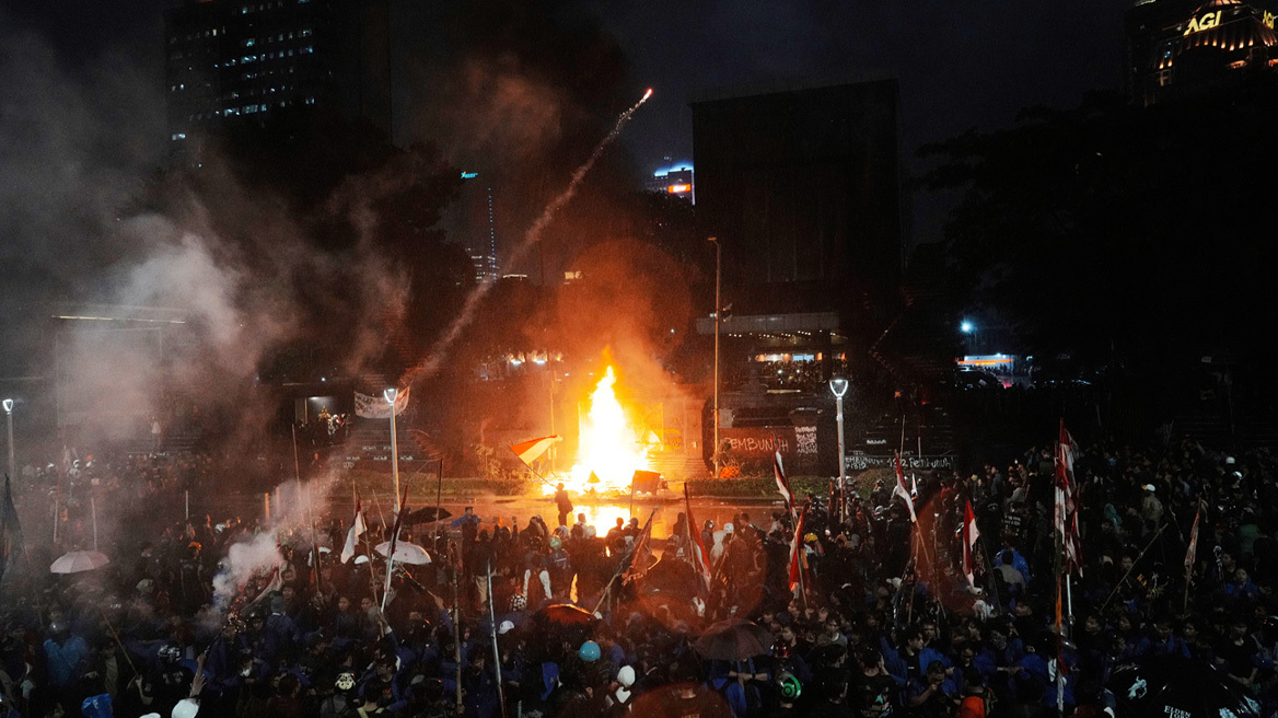Ταραχές στην Ινδονησία: Διαδηλώσεις μετά τον θάνατο επαγγελματία οδηγού από όχημα της αστυνομίας