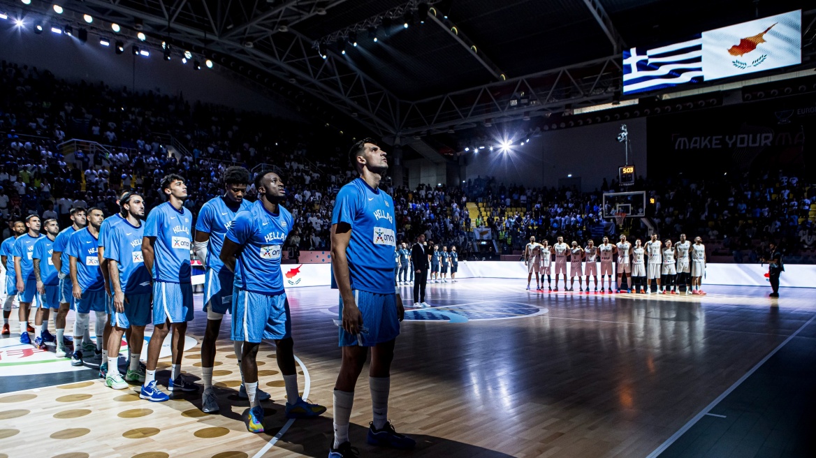 Κύπρος - Ελλάδα: Συγκίνηση και ιστορική στιγμή, με τον κοινό εθνικό ύμνο σε live εκτέλεση στο «Σπύρος Κυπριανού» - Δείτε βίντεο
