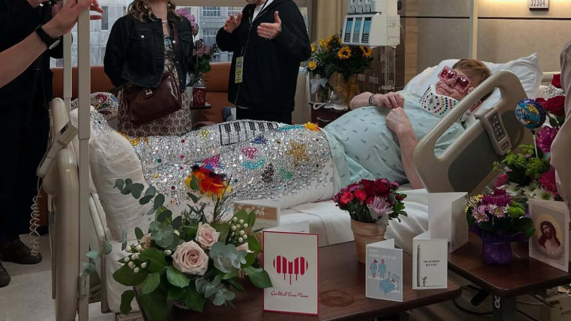 Ο Έλτον Τζον μπέρδεψε τους θαυμαστές του με φωτογραφία του μέσα από το νοσοκομείο: Μην κάνεις τέτοια αστεία σε παρακαλώ, του έγραψαν