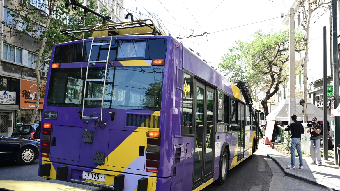 Πειραιάς: «Μου είπε ότι ενοχλώ γιατί κορνάρω και με έβρισε - Ήταν γύρω στο 1,90 bodybuilder και μου έριξε μια μπουνιά στο λαιμό» περιγράφει ο οδηγός του τρόλεϊ