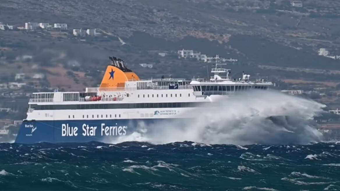 Η μάχη του Blue Star Naxos με τα άγρια κύματα - Δείτε βίντεο