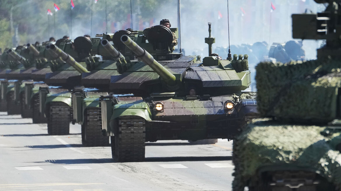 Σερβία: Επίδειξη δύναμης στη στρατιωτική παρέλαση στο Βελιγράδι - Παρουσίασε νέα οπλικά συστήματα
