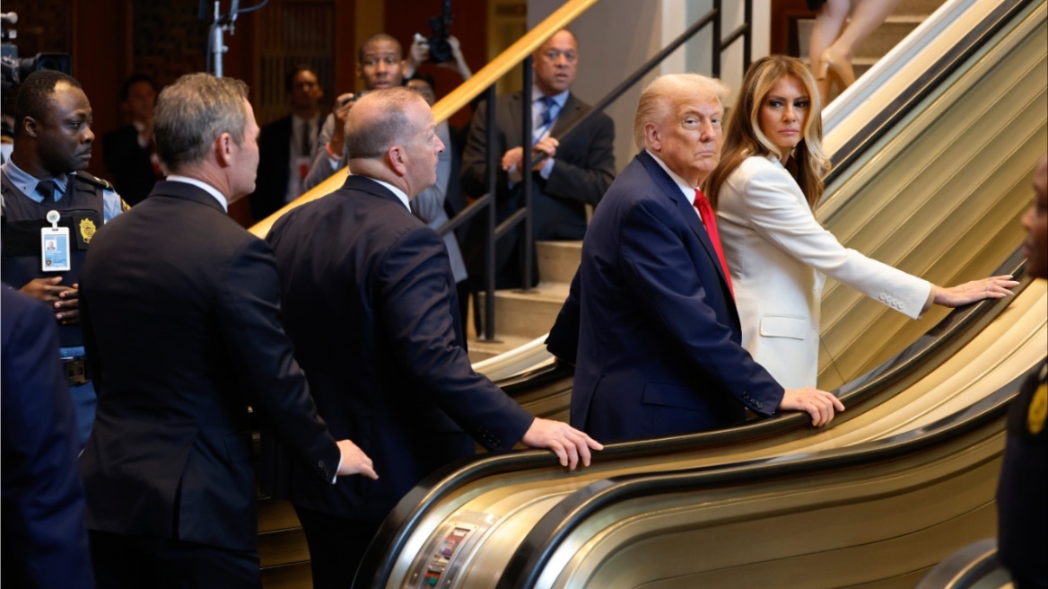 Βρέθηκε ο υπεύθυνος για τη βλάβη στις κυλιόμενες σκάλες και το autocue του Τραμπ - Δείτε βίντεο