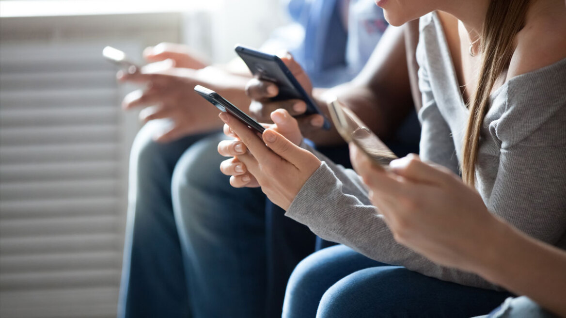 Κερδίζει έδαφος στις Βρυξέλλες η πρωτοβουλία Μητσοτάκη για απαγόρευση των social media σε ανηλίκους