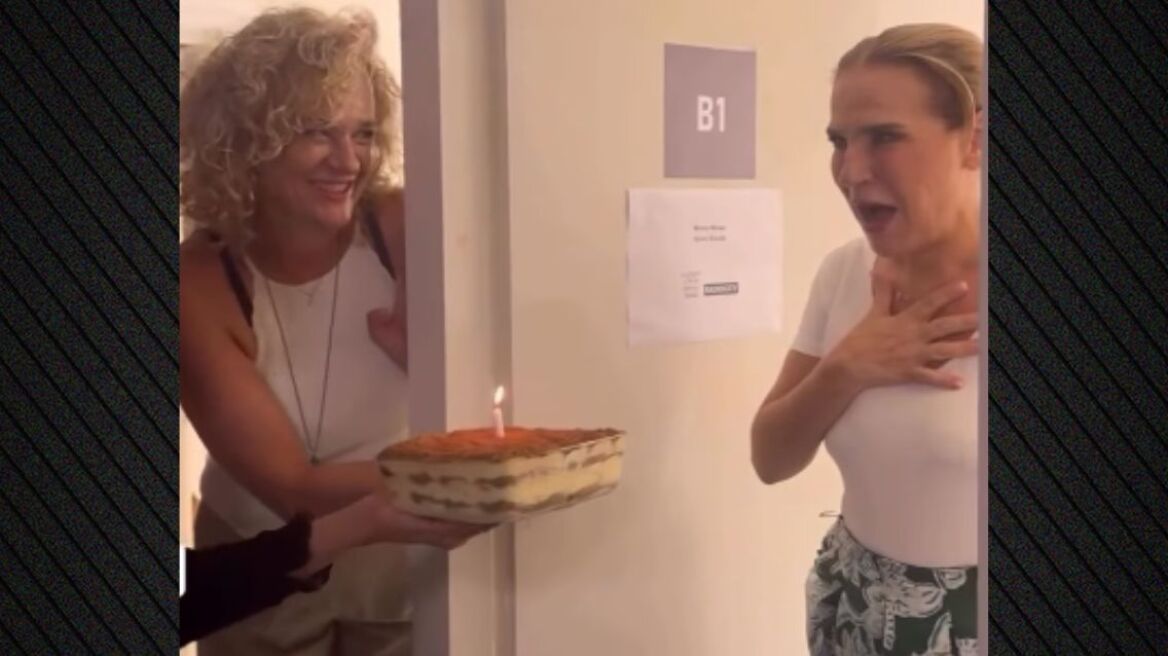 Μπέσσυ Μάλφα: Η έκπληξη που δέχτηκε για τα γενέθλιά της στα παρασκήνια του θεάτρου - Δείτε το βίντεο