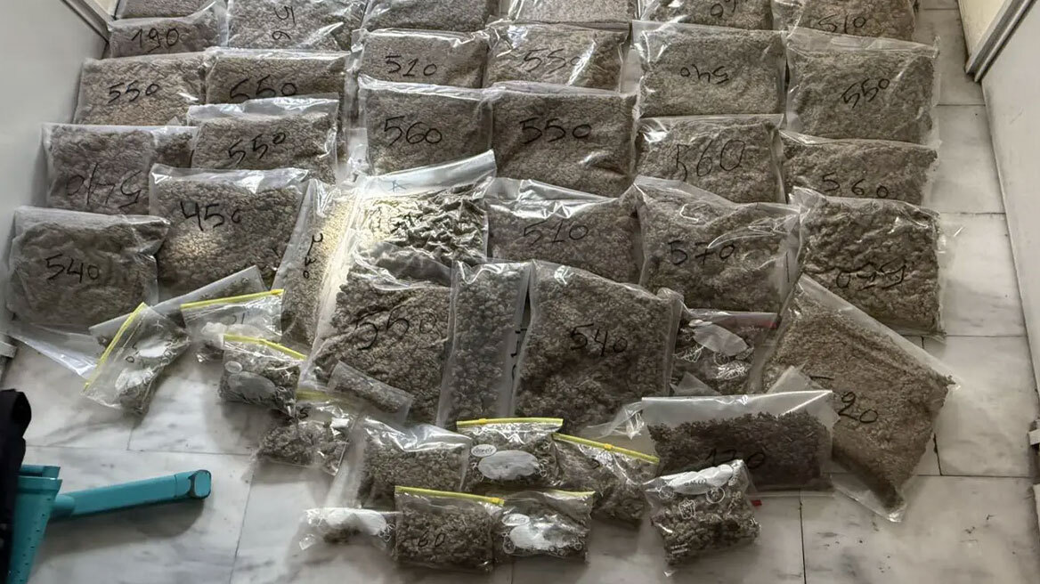 Εντοπίστηκαν περισσότερα από 22 κιλά κάνναβης μετά από αστυνομική επιχείρηση σε αποθήκη στο Μαρκόπουλο