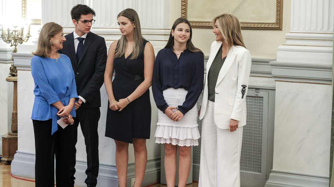 «Έλεος με τα fake news»: Η Σοφία Μητσοτάκη απαντά για τα εισιτήρια, το ποπ κορν και την coca cola του πρωθυπουργού στη Βοστώνη