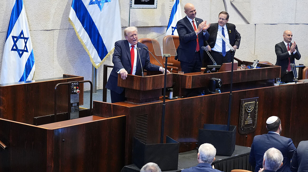 Αποθεώθηκε ο Τραμπ στην Κνέσετ: «Ο οδυνηρός εφιάλτης έχει τελειώσει, ηττήθηκαν οι δυνάμεις του χάους στη Μέση Ανατολή» είπε στην ιστορική ομιλία του