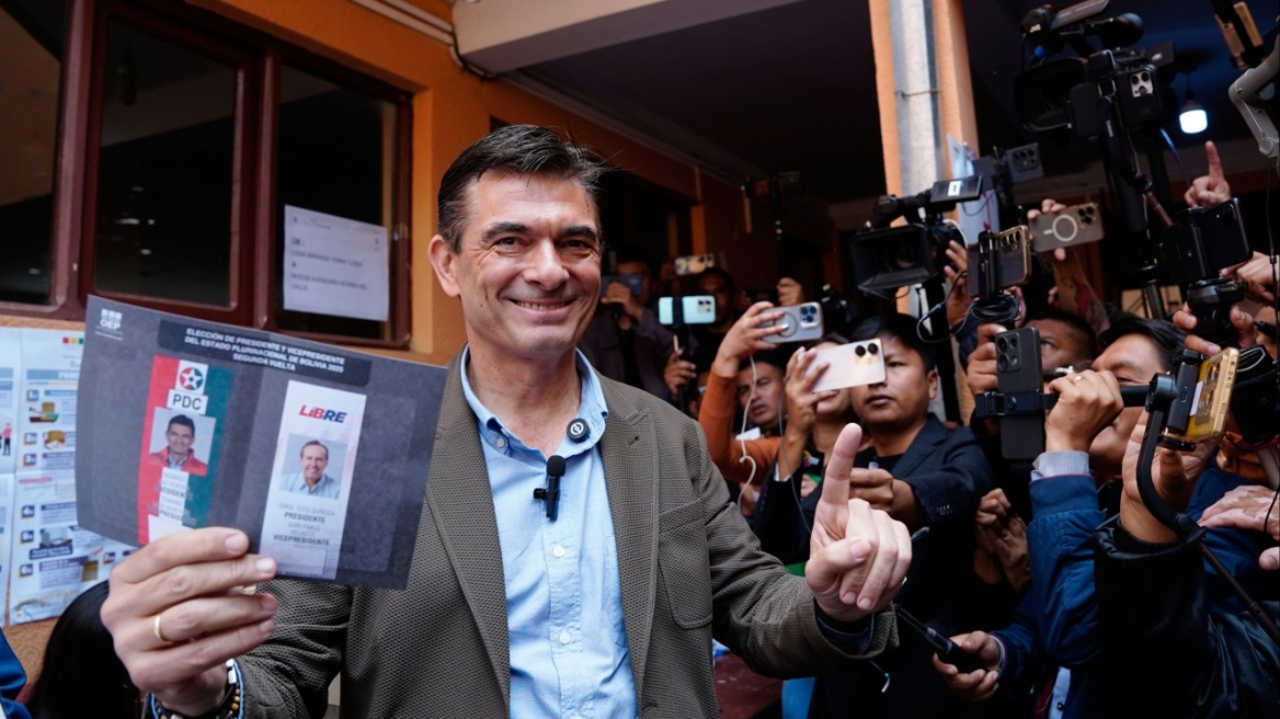 Ο κεντροδεξιός γερουσιαστής Ροδρίγο Πας εκλέγεται νέος πρόεδρος της Βολιβίας 