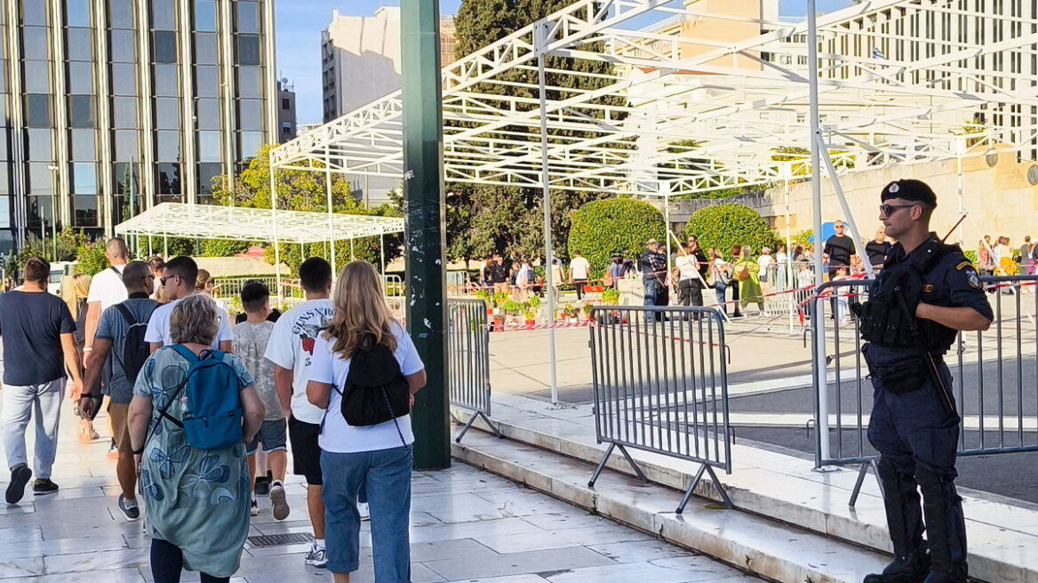 Τοποθέτησαν οι εξέδρες των επισήμων για τη μεγάλη παρέλαση στην Αθήνα - Δείτε φωτογραφίες και βίντεο από τις προετοιμασίες