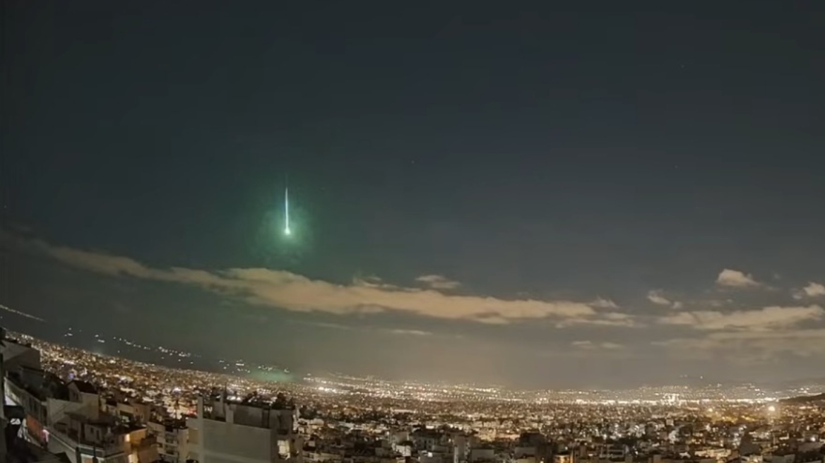 Βίντεο: Η στιγμή που ο ουρανός της Αττικής φωτίζεται από μετέωρο - Τι είναι το φαινόμενο που κατέγραψαν οι κάμερες Βίντεο: Η στιγμή που ο ουρανός της Αττικής φωτίζεται από μετέωρο - Τι είναι το φαινόμενο που κατέγραψαν οι κάμερες