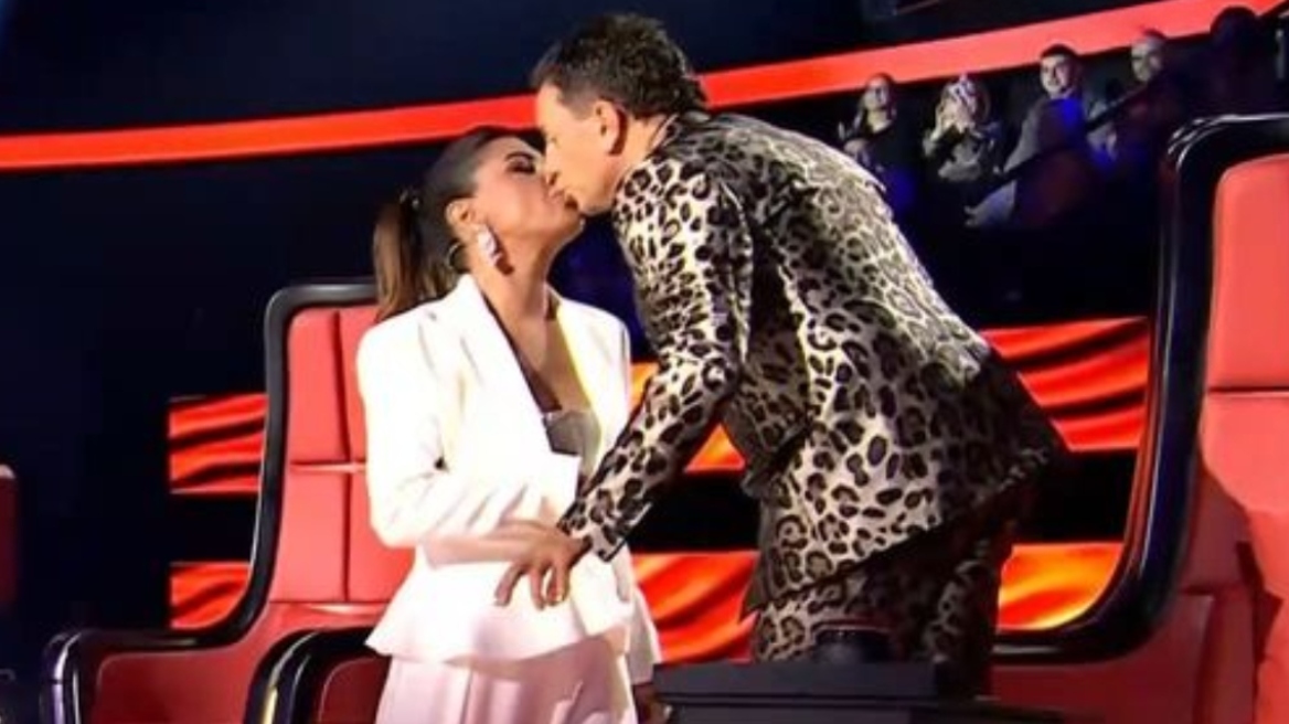 Έλενα Παπαρίζου - Γιώργος Μαζωνάκης: Το φιλί τους στο The Voice και το σχόλιο του Χρήστου Μάστορα
