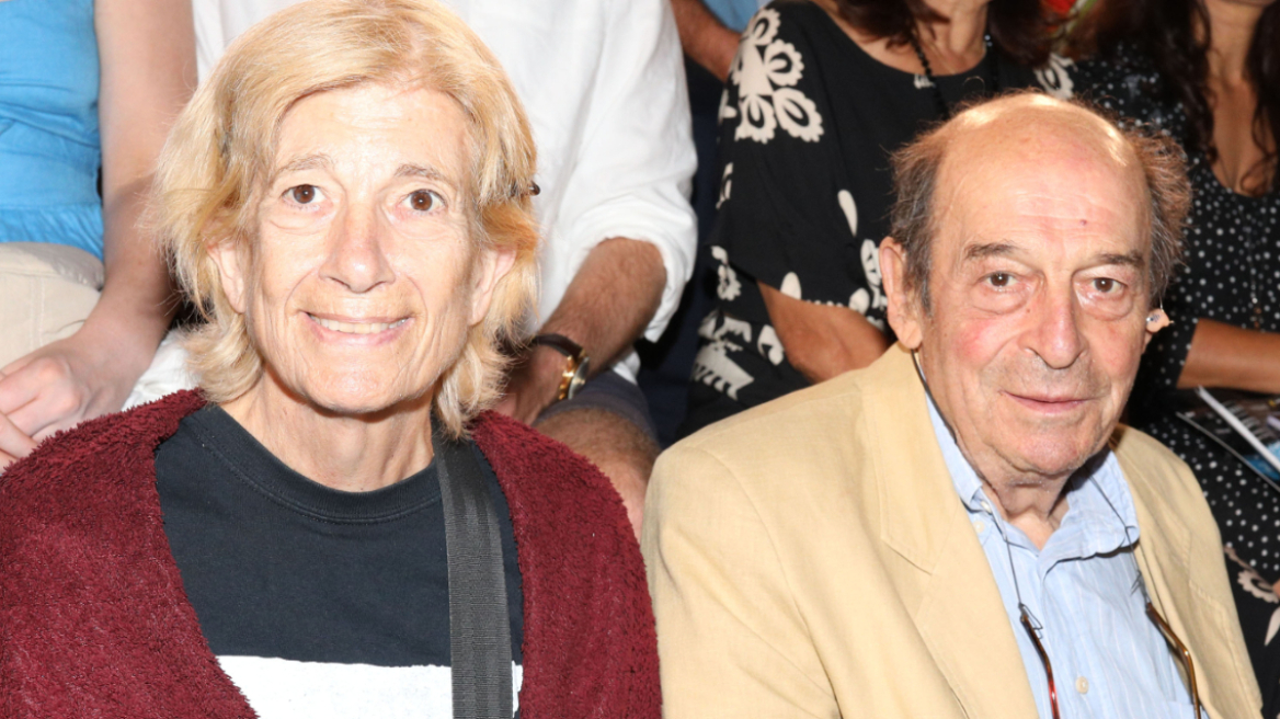 Μανούσος Μανουσάκης: Δεν έφυγε από τη ζωή, κοιμήθηκε, πολλές φορές μιλάω μαζί του, λέει η σύζυγός του έναν χρόνο μετά τον θάνατό του