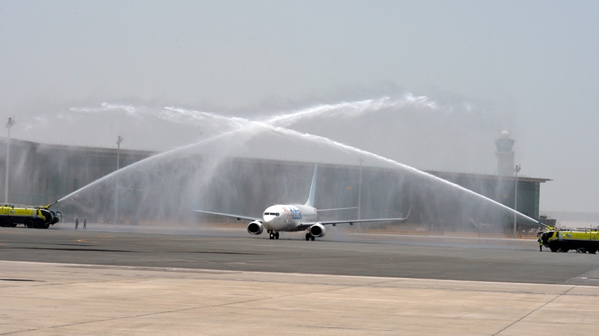 O λόγος που τα πυροσβεστικά βρέχουν με νερό τα αεροπλάνα που προσγειώνονται - Τι είναι το water salute
