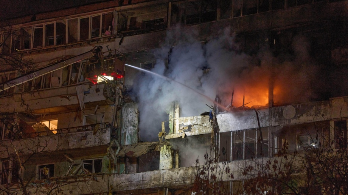 Ένας νεκρός και επτά τραυματίες από ρωσικά πλήγματα στο Κίεβο - Ζημιές σε κατοικίες και οχήματα 